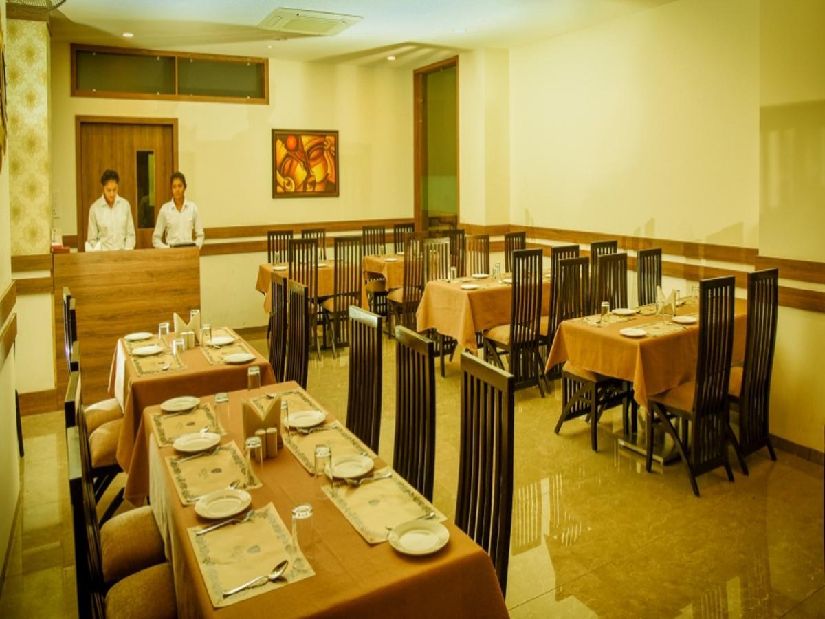 Royal Inn Khandwa Exterior foto